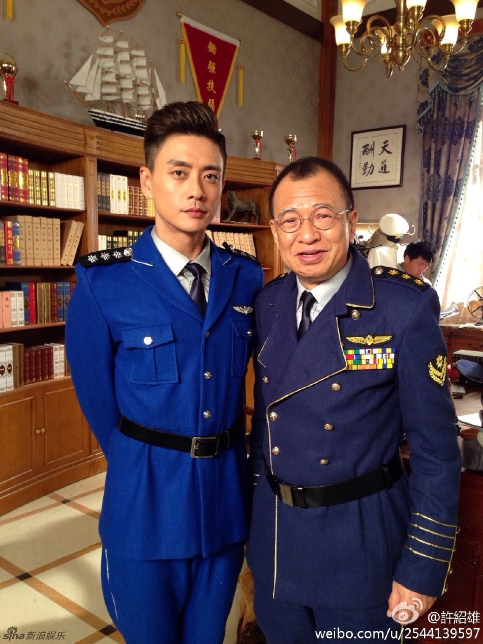 1 / 6 新浪娱乐讯 今日,"欢喜哥"许绍雄在微博晒出拍摄电视剧《偏偏