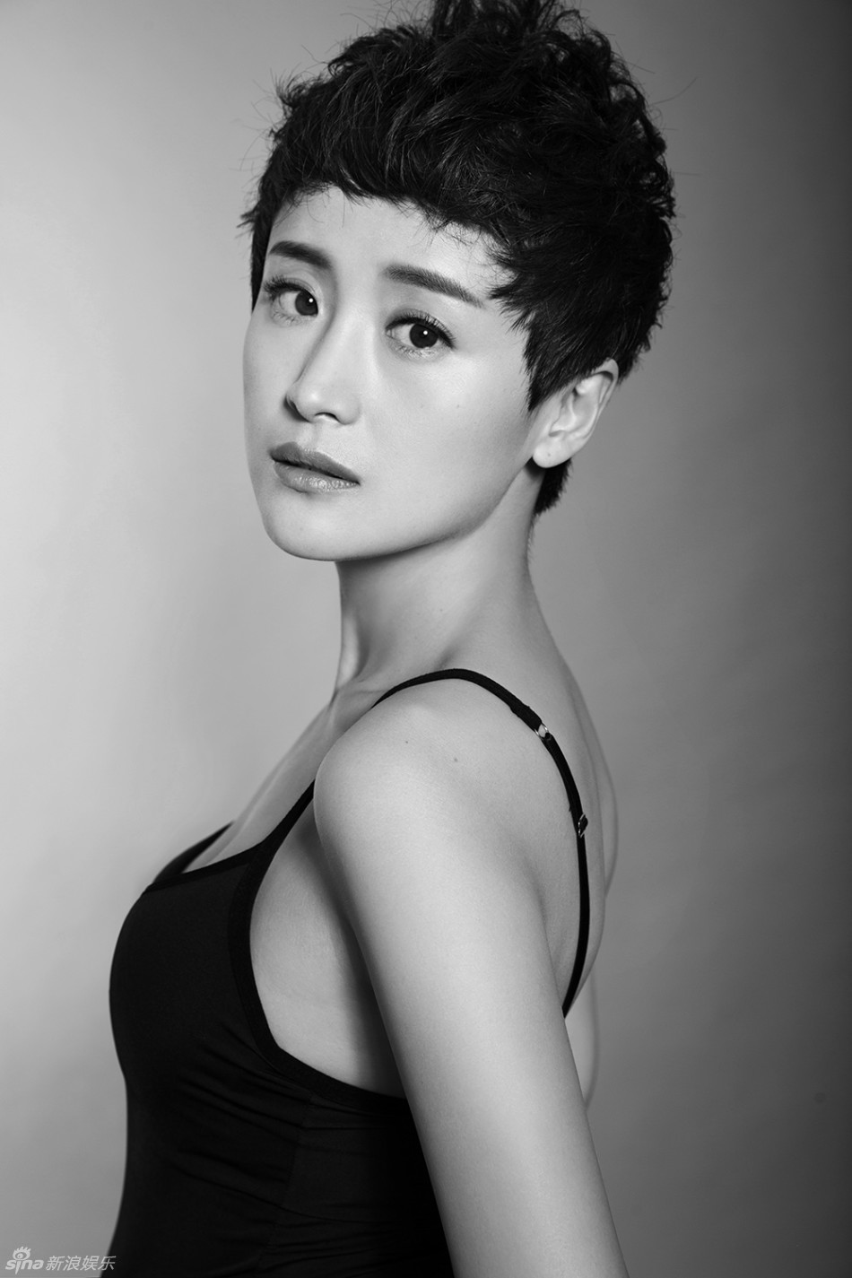 新浪娱乐讯 日前,内地青年演员傅淼曝光了一组全新黑