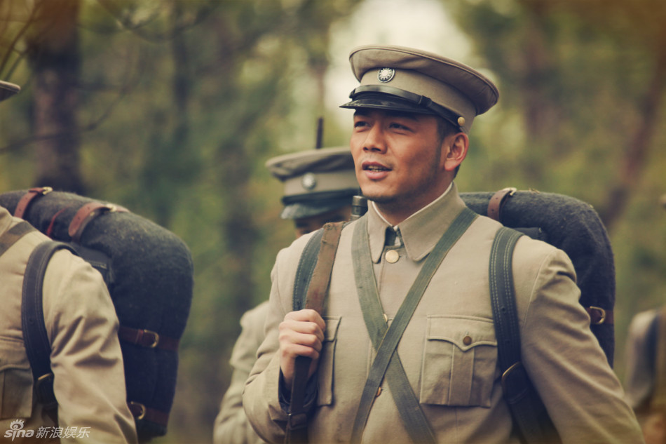 杨烁《洪流》军装威武