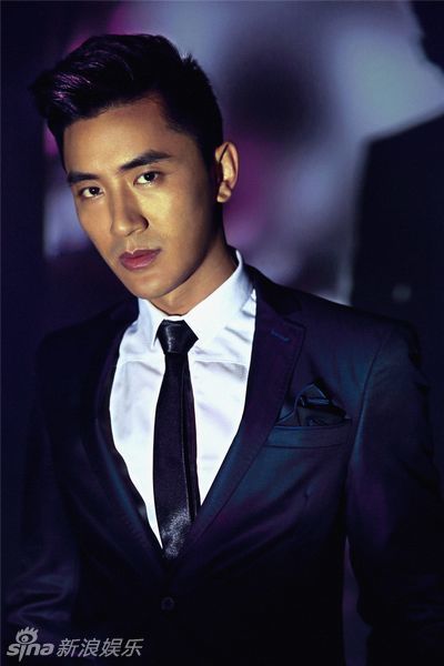 组图:王鑫尧秋冬大片曝光 冷峻造型显高冷_高清图集_新浪网