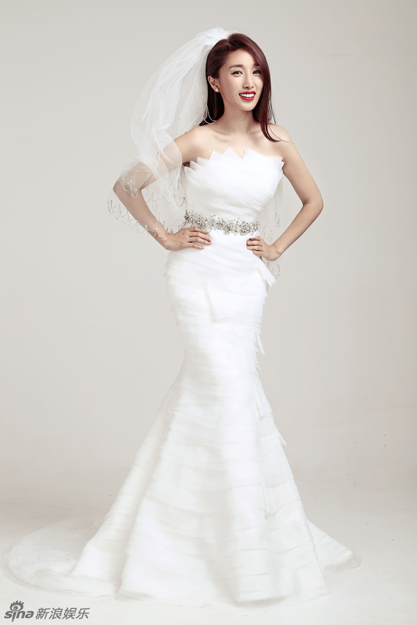 20 18:39:29 1 / 4 新浪娱乐讯 近日,演员李依蔓曝光一组唯美婚纱写真