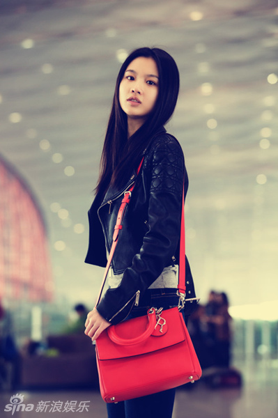 组图:张慧雯素颜现身机场 机车皮衣帅气时尚_高清图集_新浪网