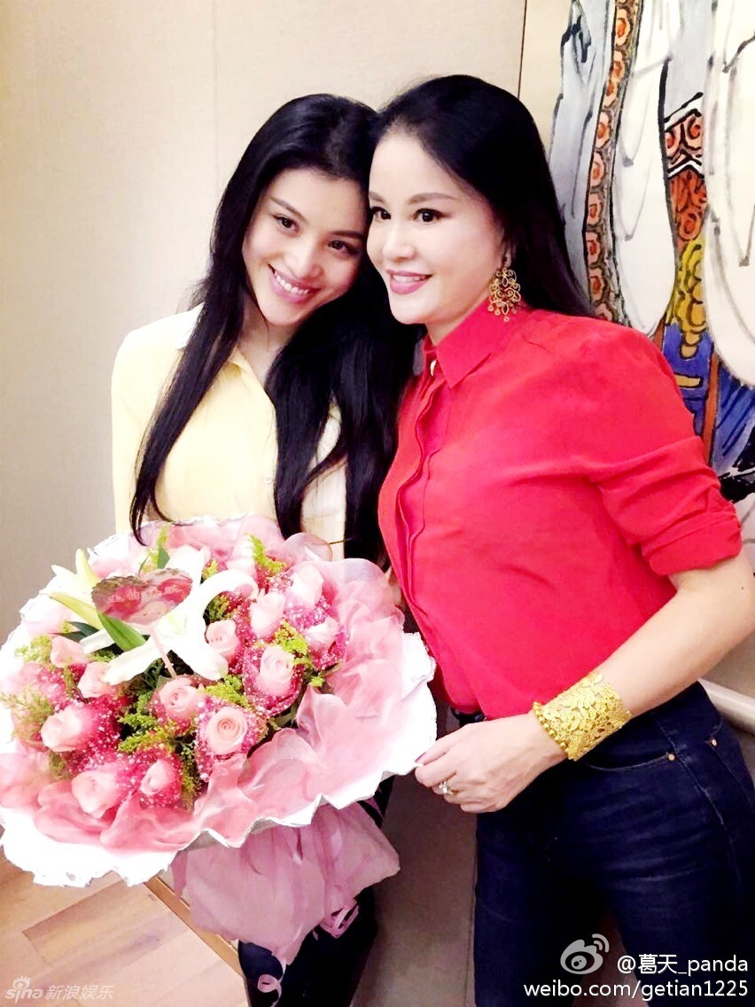葛天与妈妈合影似姐妹