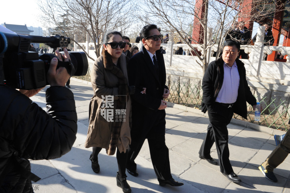 组图:向华胜病逝今北京出殡 向华强向太吊唁_高清图集_新浪网