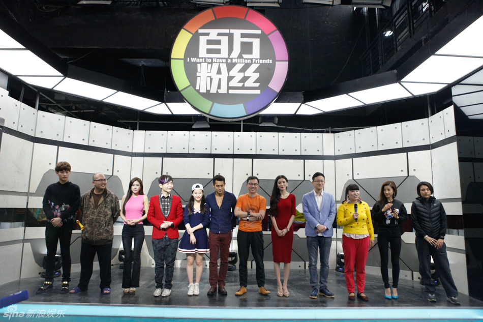 组图:百万粉丝媒体探班 郭敬明吐舌忙卖萌_高清图集_新浪网