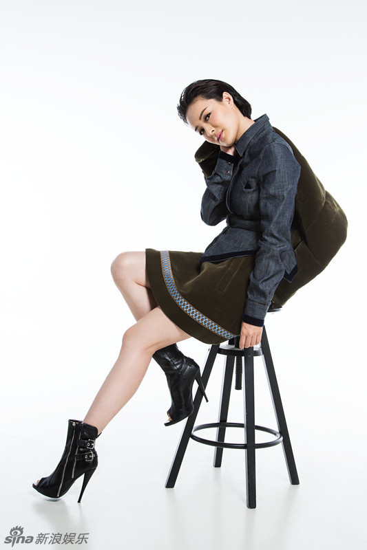 新浪娱乐讯 近日,于越受邀拍摄了一组时尚大片,时而优雅大方,时而清新