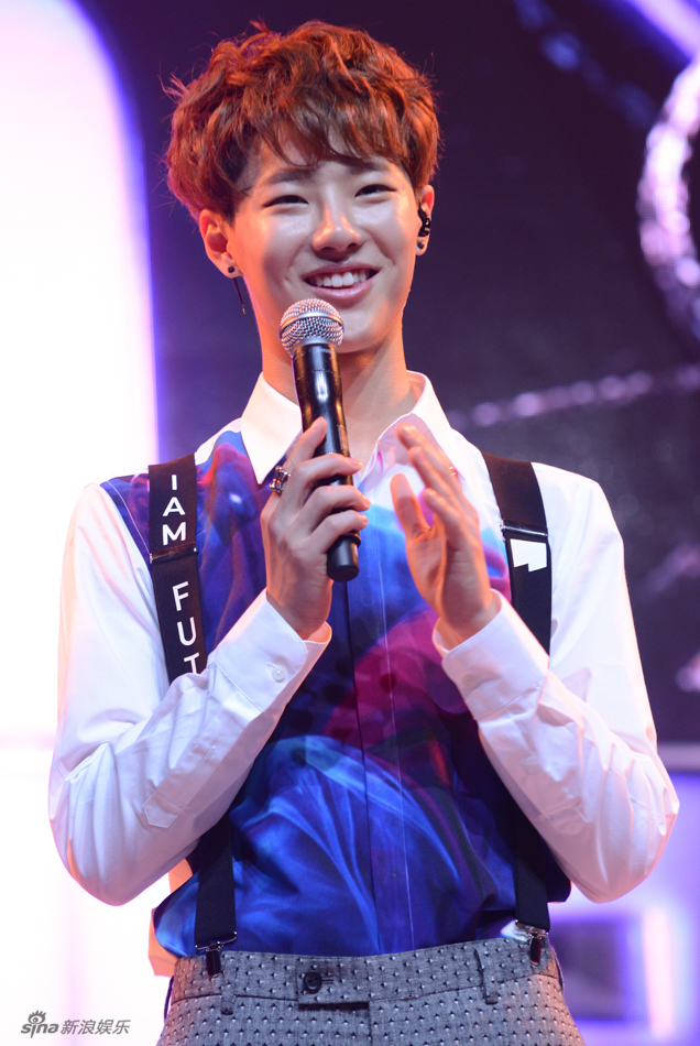 组图:uniq中国首秀宣布出道 与女粉丝贴脸互动_高清图集_新浪网