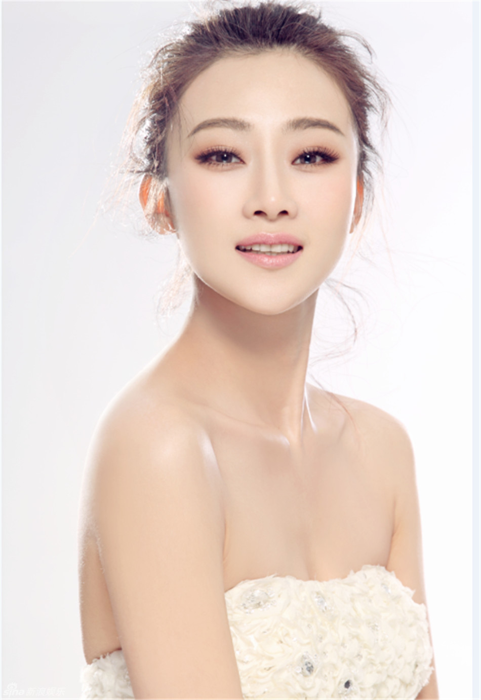 组图:林鹏纯白写真曝光 画面唯美笑靥如花_高清图集_新浪网