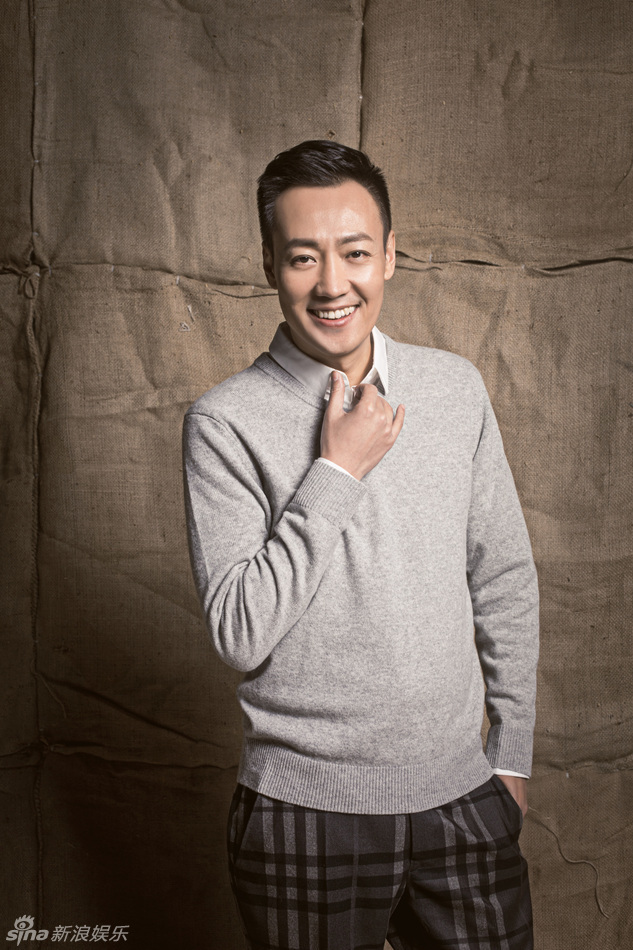 新浪娱乐讯 近日,演员辛柏青拍摄了一组暖男系列的时尚大片.