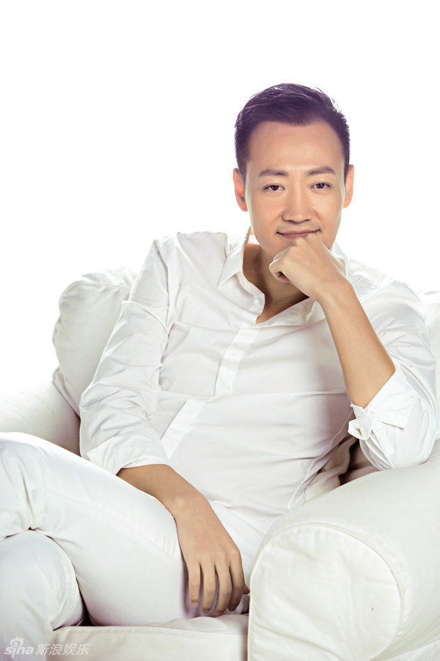 新浪娱乐讯 近日,演员辛柏青拍摄了一组暖男系列的时尚大片.