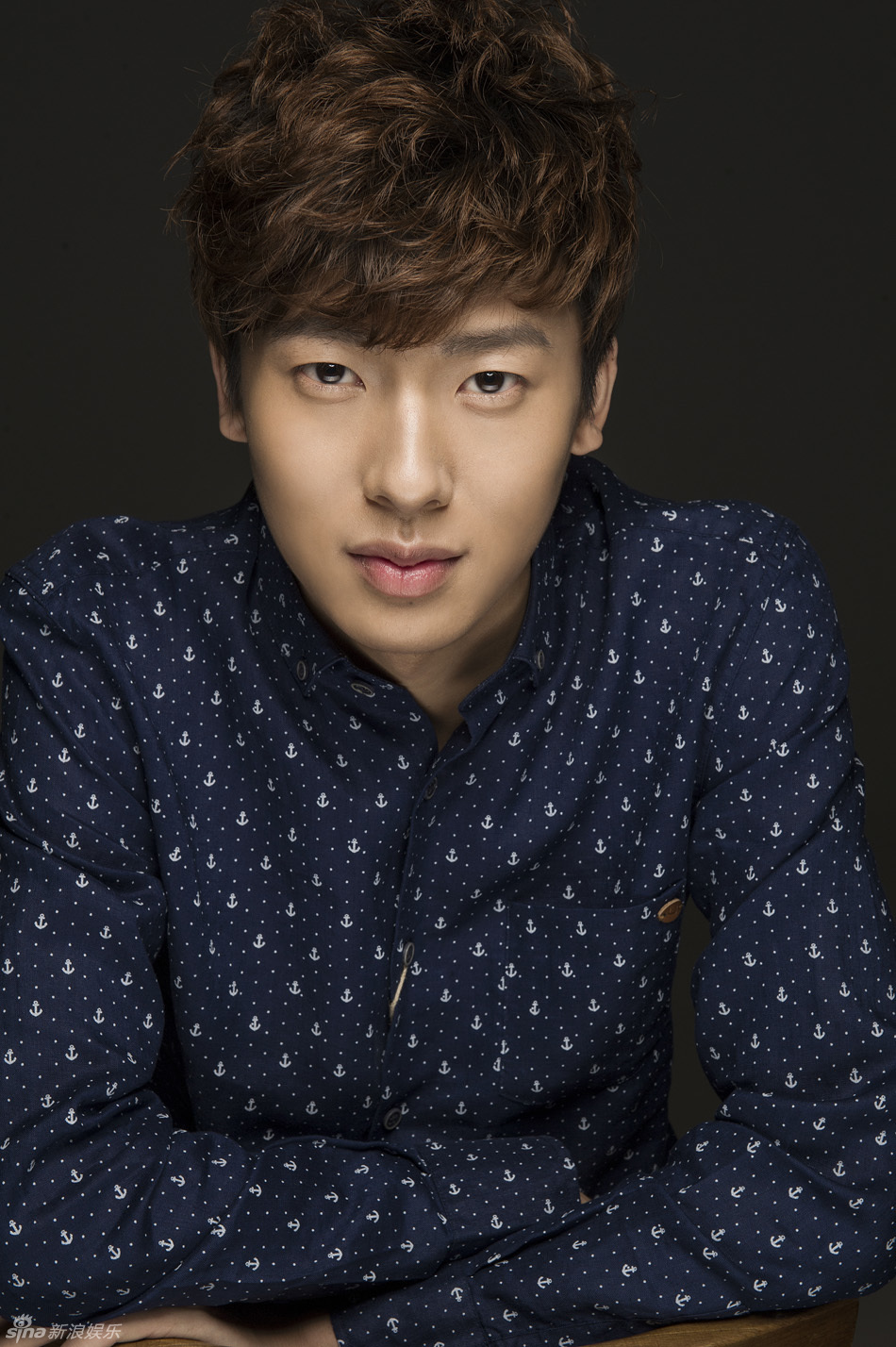 新浪娱乐讯 近日,因主演青春偶像剧《你好,外星人》而受关注的90后花