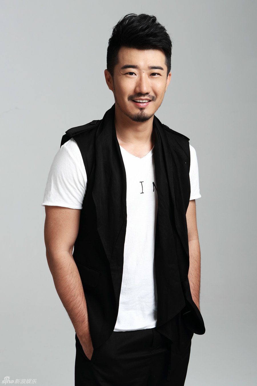 组图:刘名洋曝时尚写真 现代装绅士帅气_高清图集_新浪网