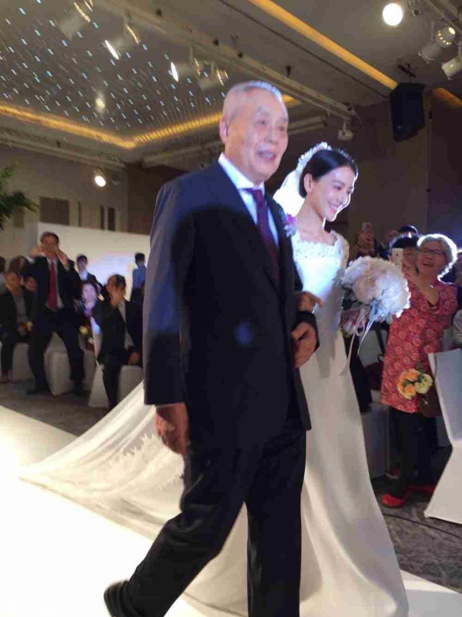 赵又廷高圆圆婚礼高清美图新人对视甜笑太幸福