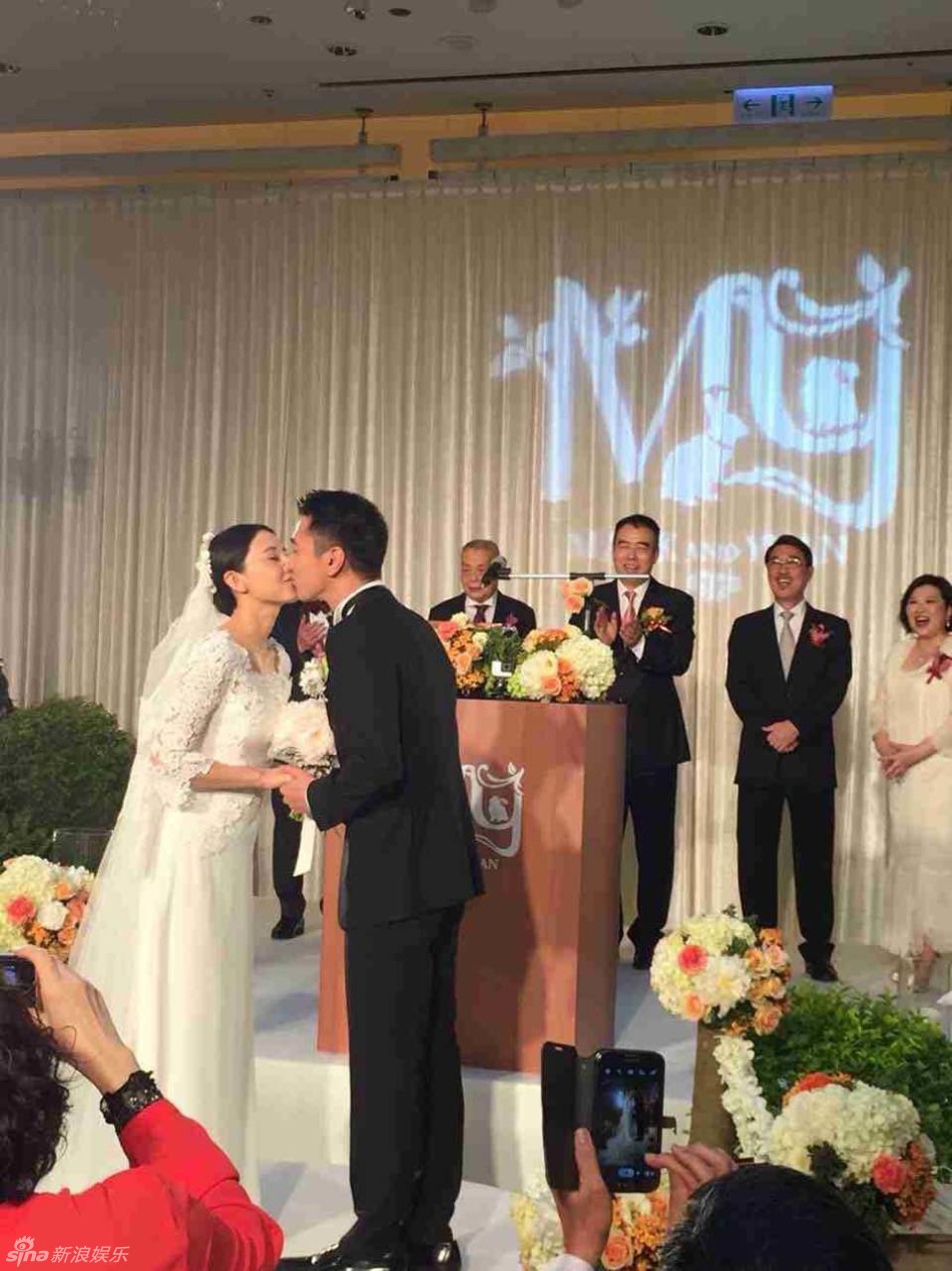 赵又廷高圆圆婚礼高清美图:新人对视甜笑太幸福