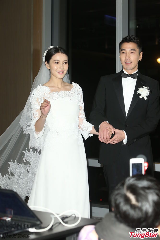 组图:高圆圆赵又廷媒体亮相 甜蜜吻额头秀婚戒