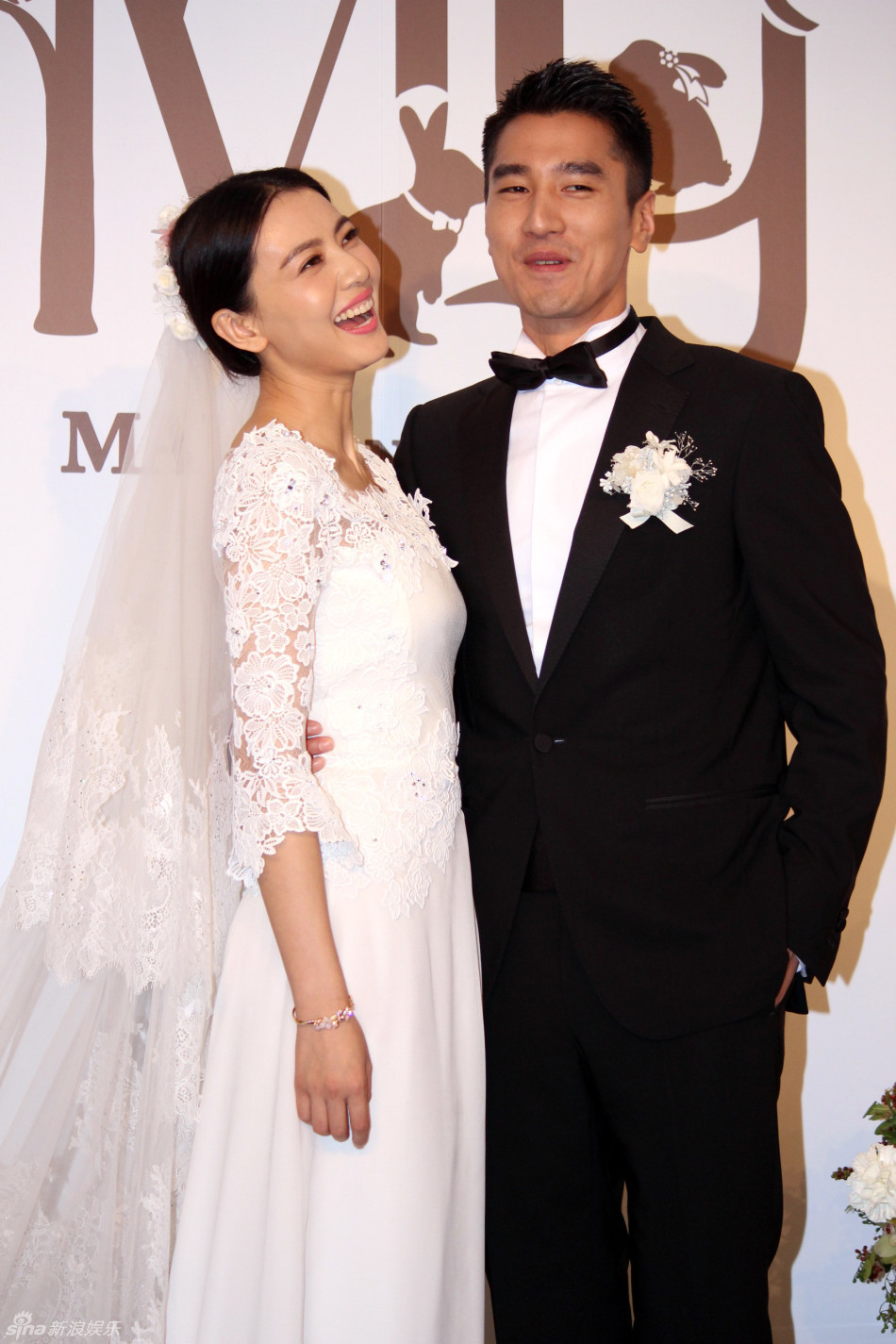 组图:高圆圆赵又廷媒体亮相 甜蜜吻额头秀婚戒_高清图集_新浪网