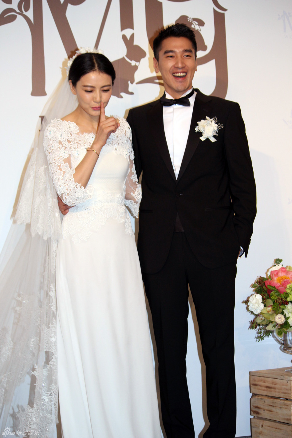 组图:高圆圆赵又廷媒体亮相 甜蜜吻额头秀婚戒_高清图集_新浪网