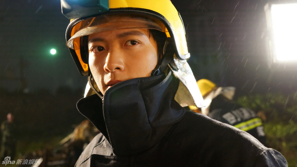 组图:高钧贤消防员广告 秀制服上演烈火雄心_高清图集_新浪网