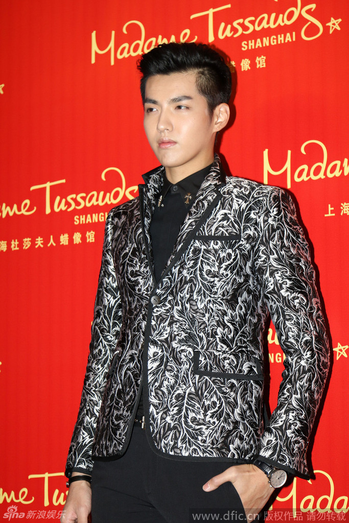 搞怪美男子吴亦凡为蜡像量身玩假眼球