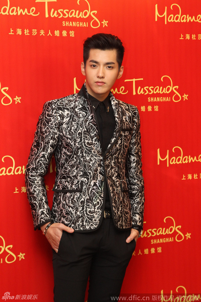 搞怪美男子!吴亦凡为蜡像量身玩假眼球