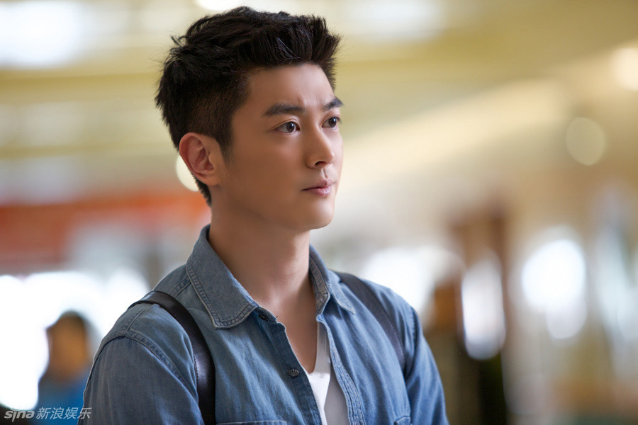 新浪娱乐讯 《青年医生》杜杜江饰演的"赵冲"关心病患,耐心的关怀着一