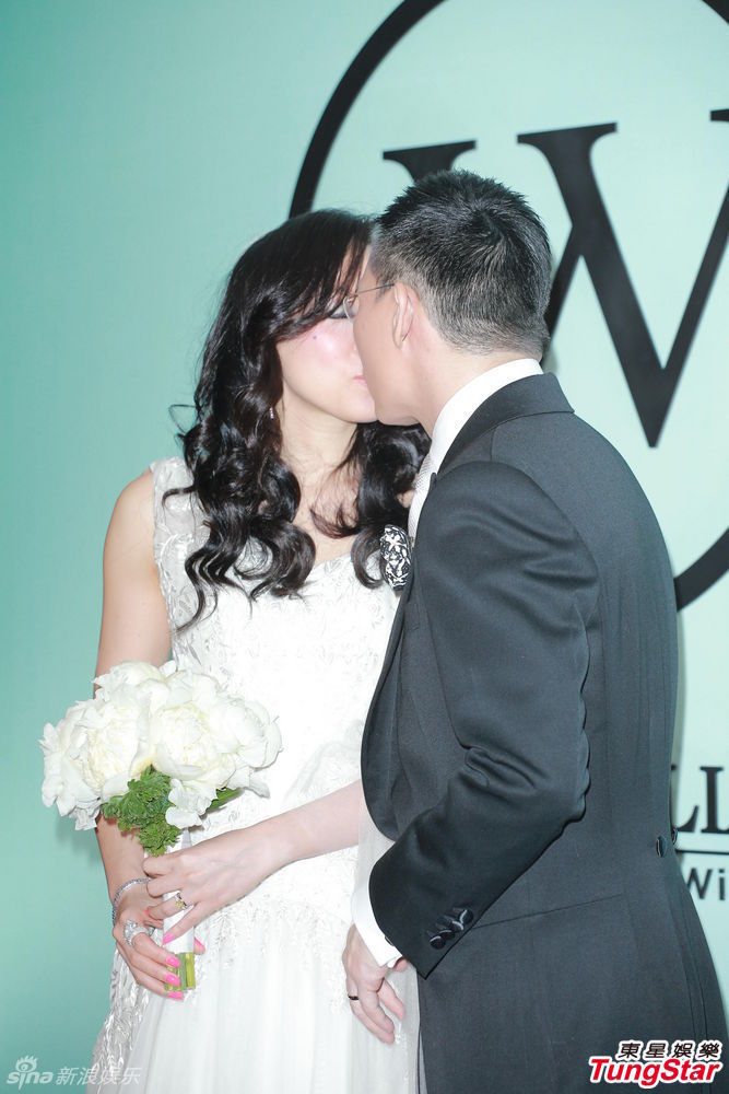 组图:苏永康大婚热吻娇妻 陈奕迅证婚抿嘴笑_高清图集_新浪网