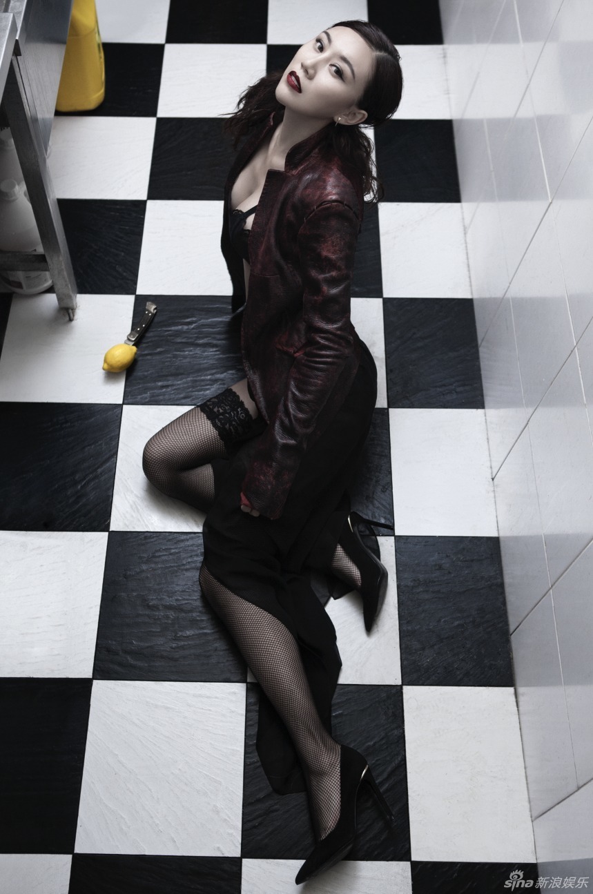 新浪娱乐讯 继忧郁舞娘之后,karey天天再度推出一组全新写真,黑色抹胸