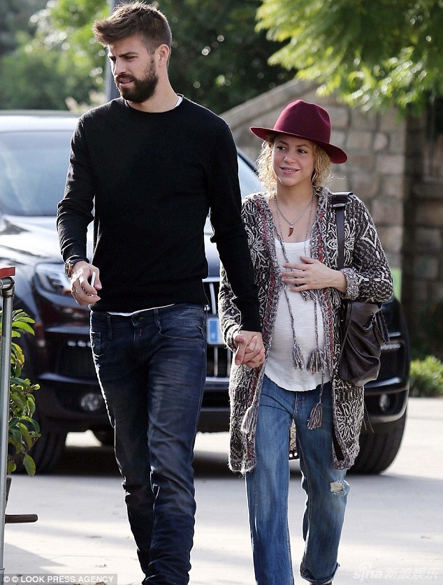 组图:夏奇拉挺大肚待产仍踩高跷 老公一路护驾_高清图集_新浪网