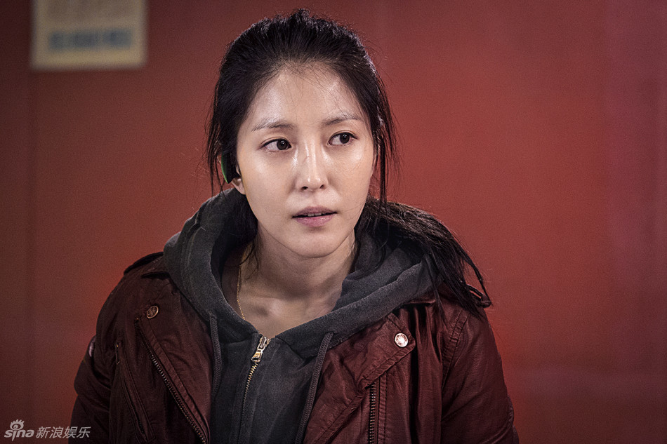 组图:韩星boa穿豹纹大衣打架 素颜显憔悴