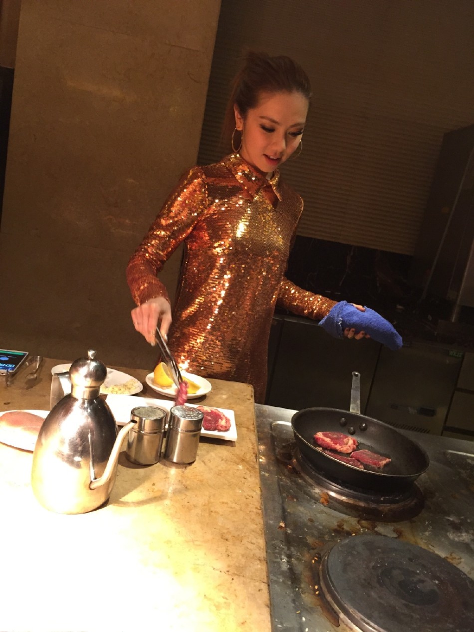 邓紫棋变俏厨娘庆功宴亲自下厨犒劳团队