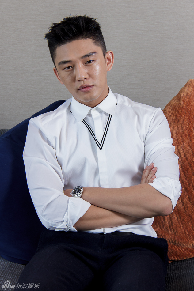 独家:韩星刘亚仁来沪 与粉丝十指相扣露笑容