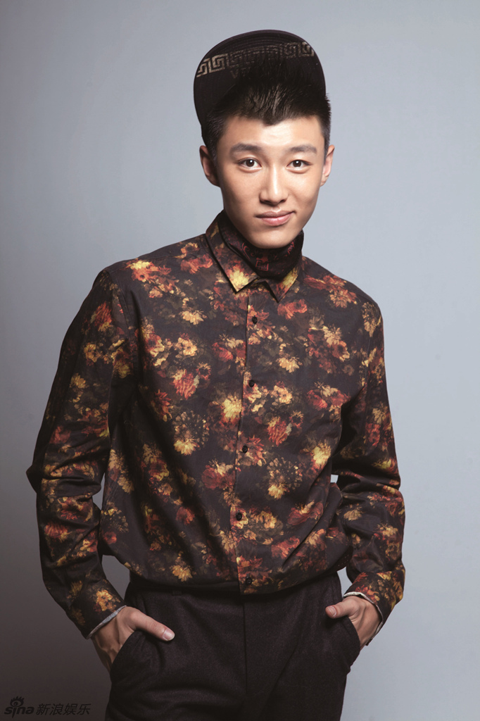 新浪娱乐讯 近日,代旭曝光了一组冬日时尚写真.