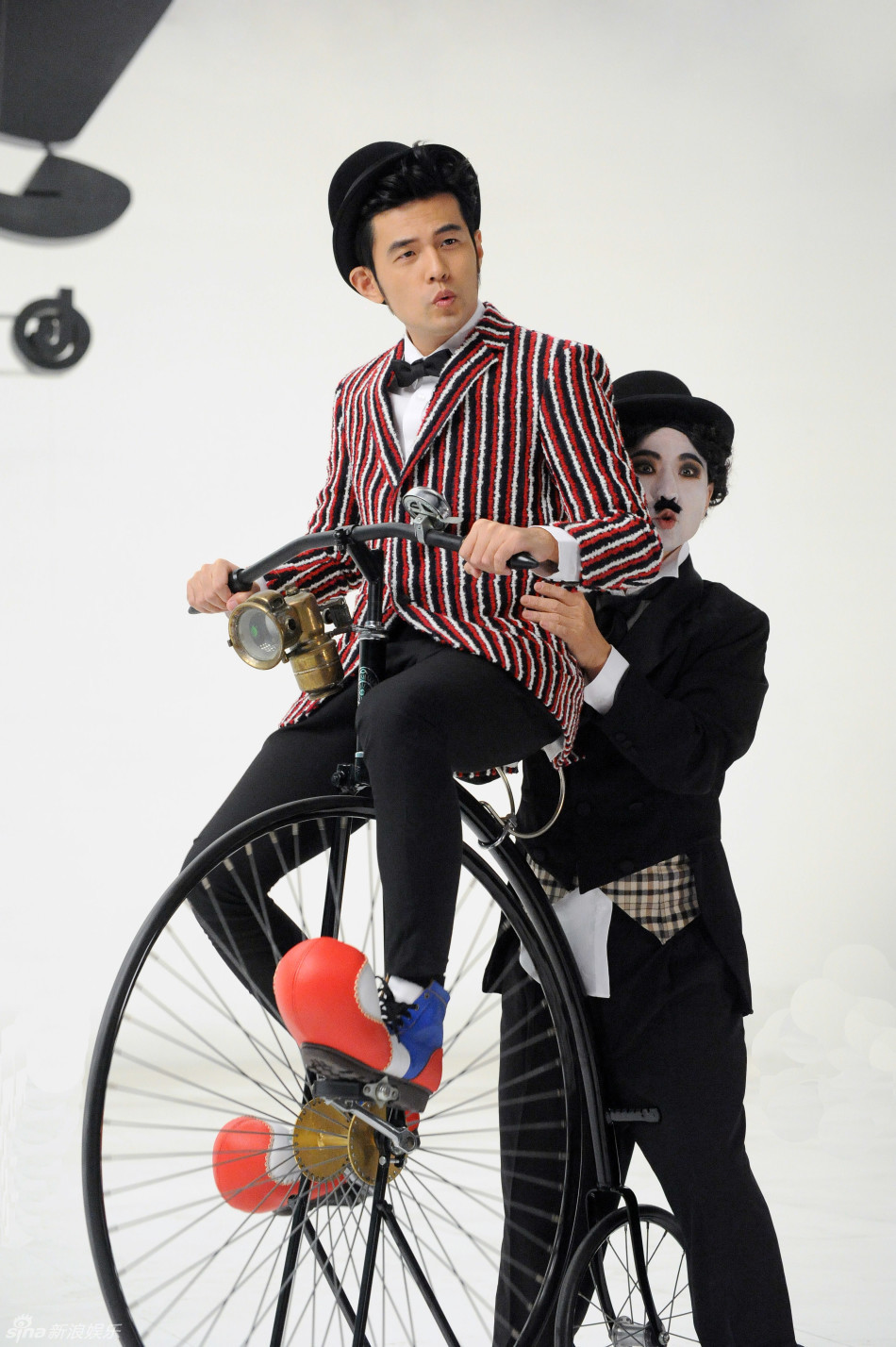 周杰伦自导《鞋子特大号》mv变时尚卓别林