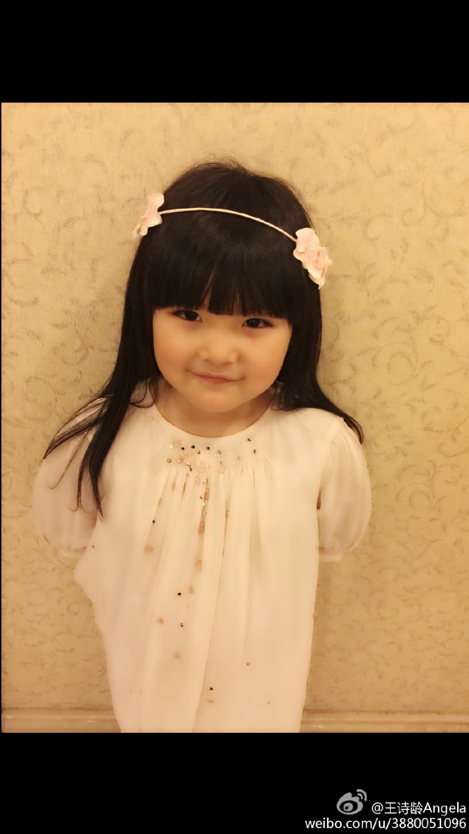 新浪娱乐讯 "国民小公主"王诗龄于12月8日22点36分更新微博晒萌照.