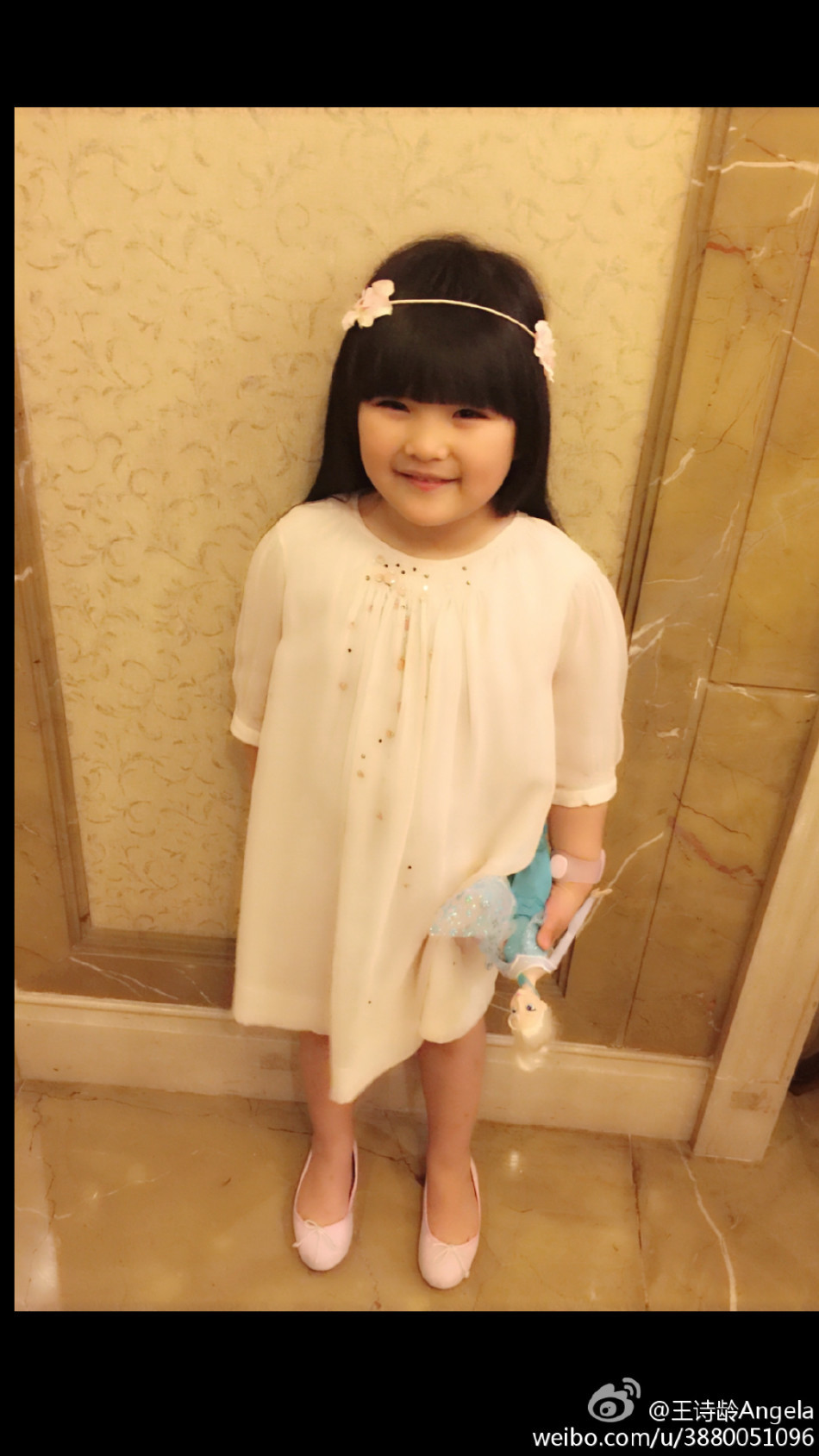 王诗龄戴发箍变小淑女 可爱甜笑萌值爆表