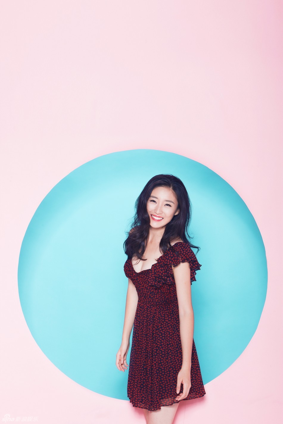 组图:张颖红裙写真点燃冬日激情_高清图集_新浪网