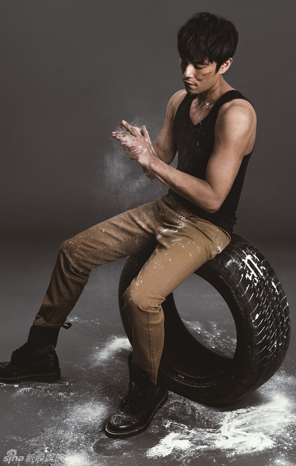 准新郎秦昊秀霸气人鱼线