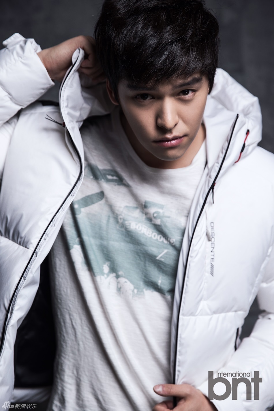 新浪娱乐讯 李章宇拍摄了一组时尚写真,雪白冬装展现出运动型男魅力