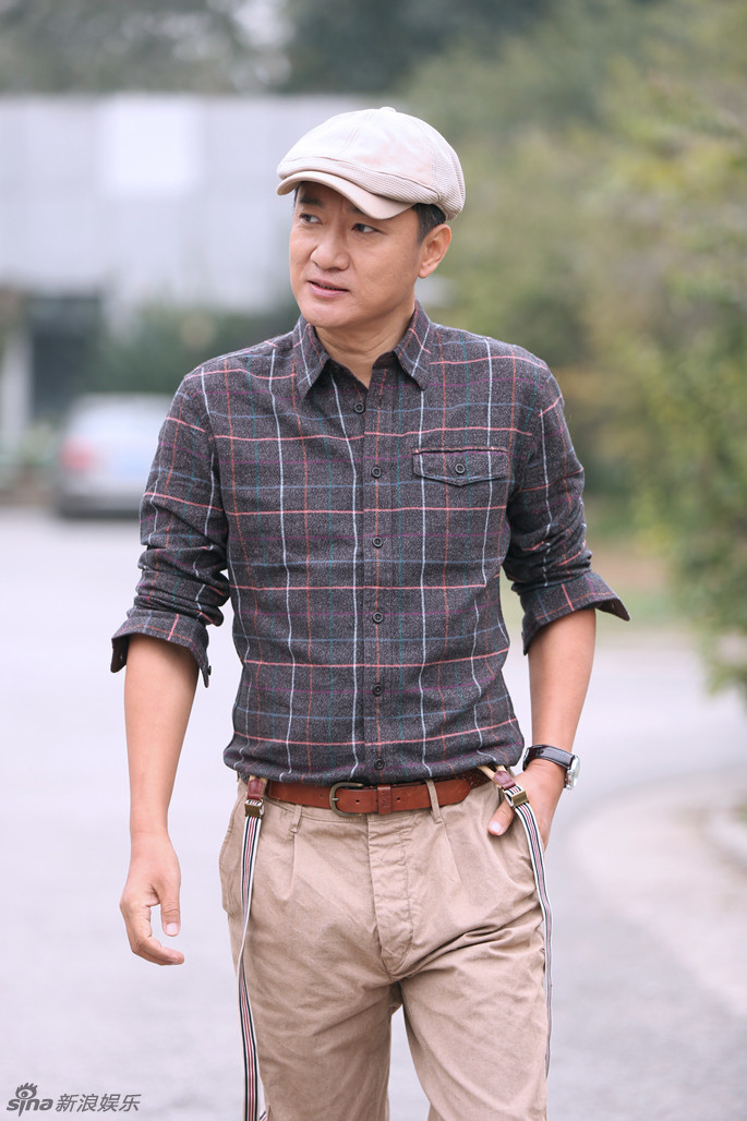 新浪娱乐讯 近期,内地实力演员韩青曝光一组初冬街头写真,片中韩青