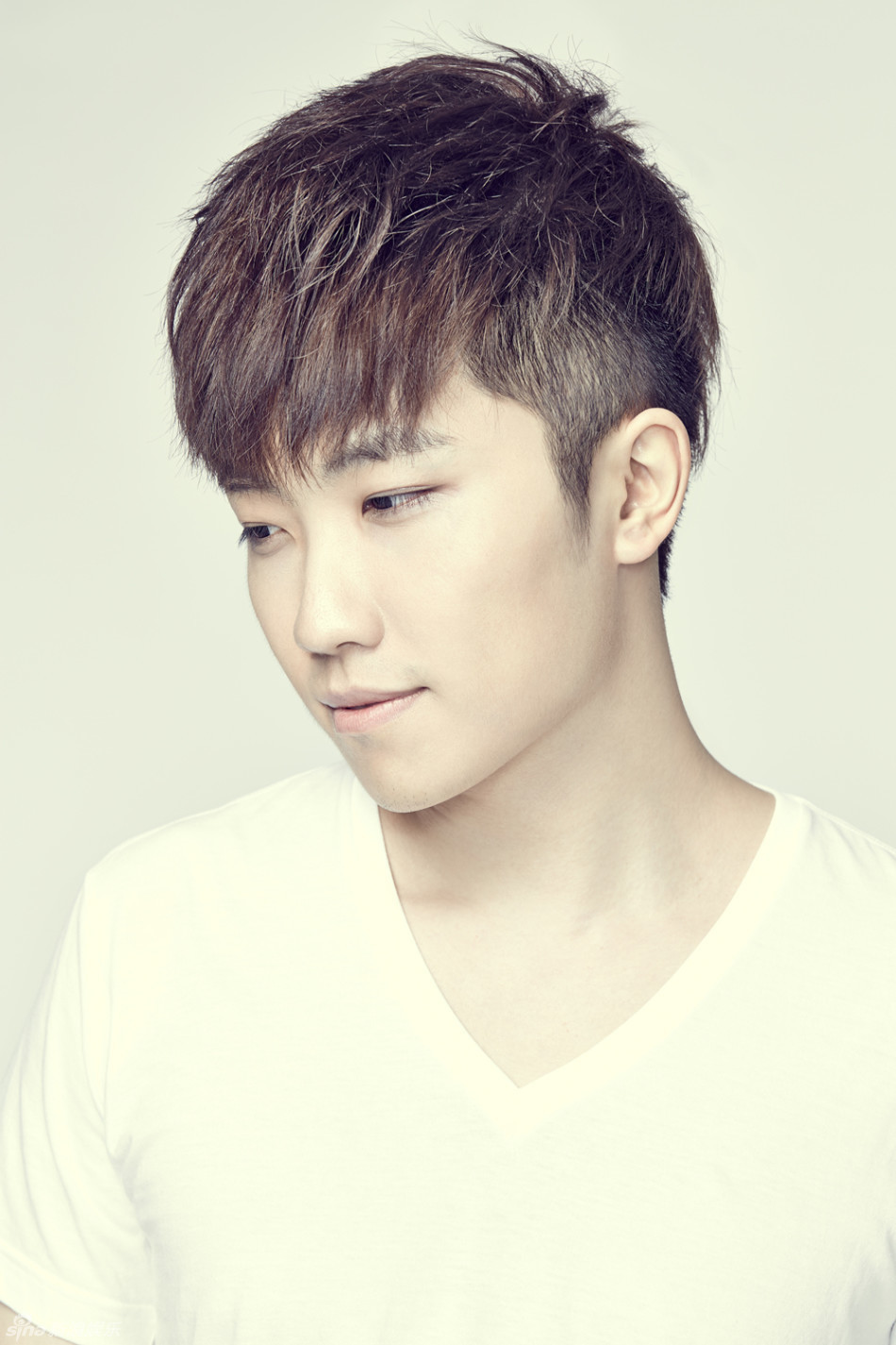 新浪娱乐讯 近日,徐良的经纪公司大象音乐再曝光一组照片,与前两次不