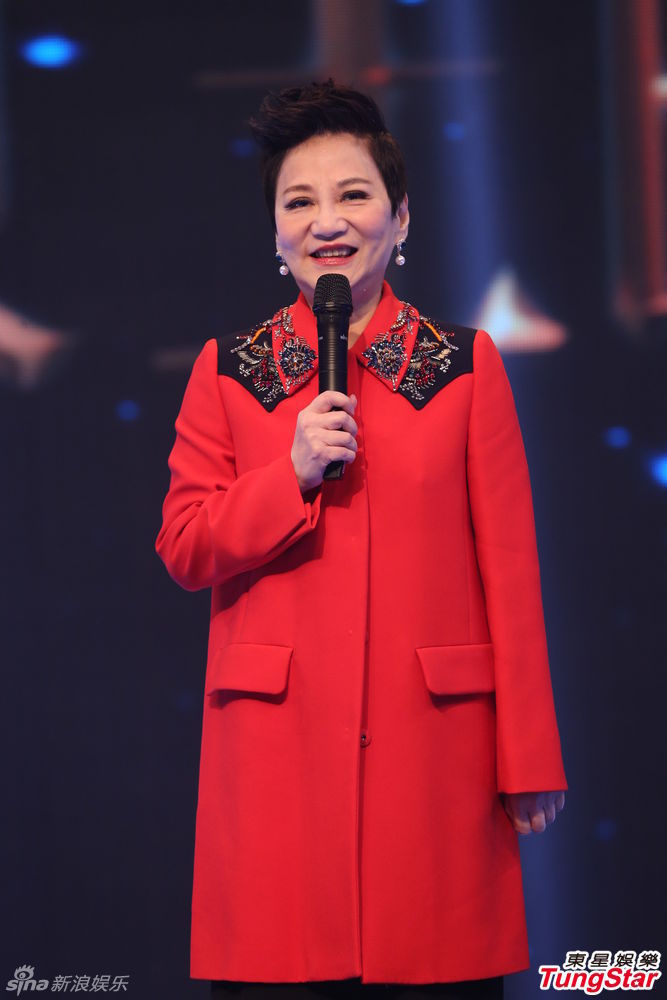 组图:张小燕再战新节目 担心肥到没衣穿