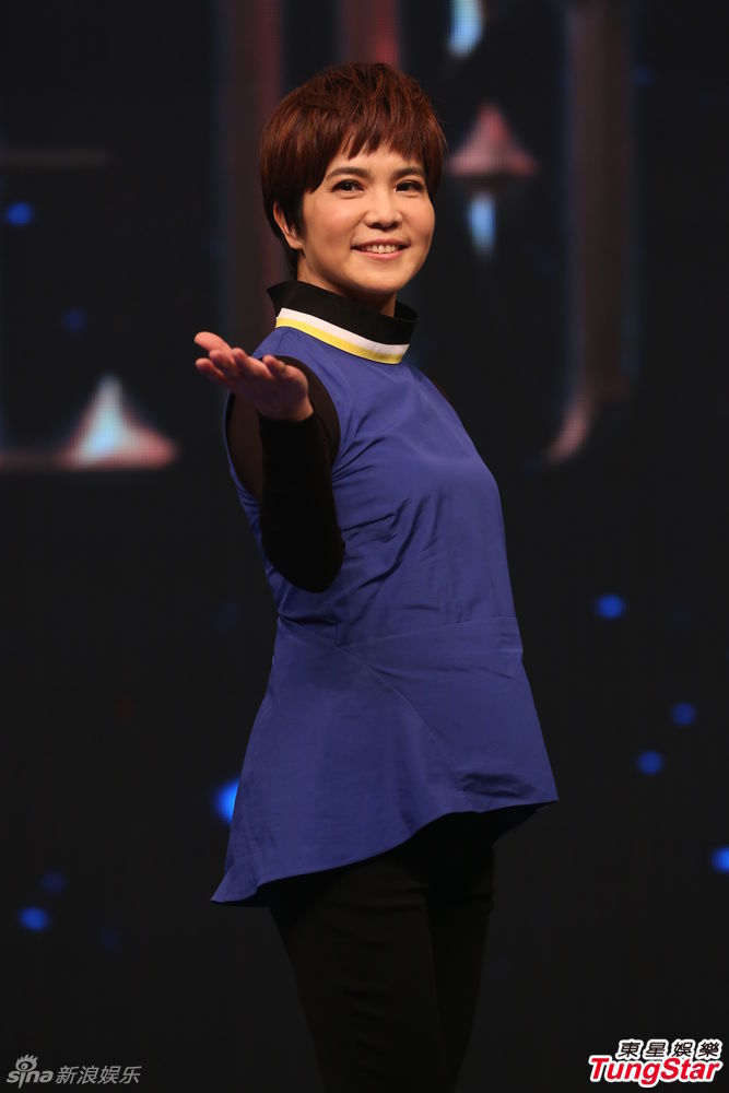 组图:张小燕再战新节目 担心肥到没衣穿