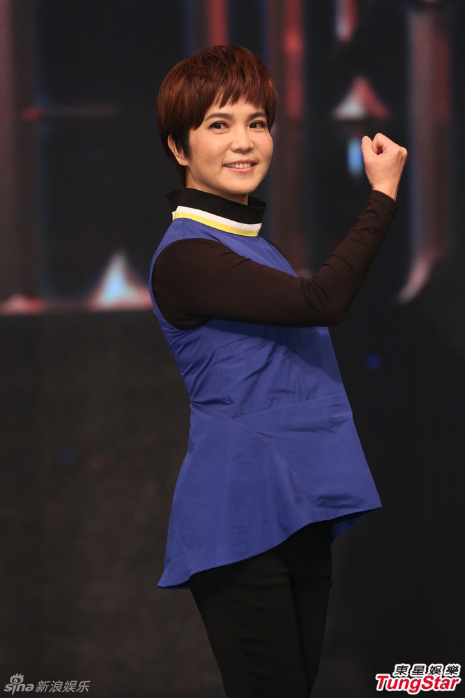 组图:张小燕再战新节目 担心肥到没衣穿