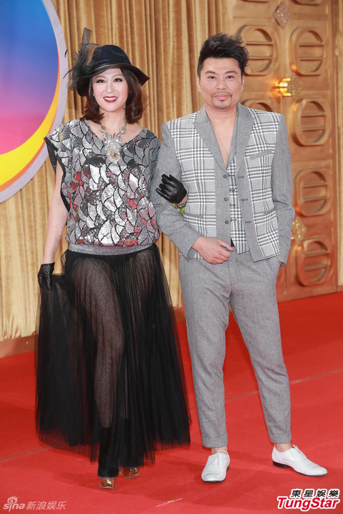 阮兆祥小胡子性感 女伴穿透明黑丝露内裤