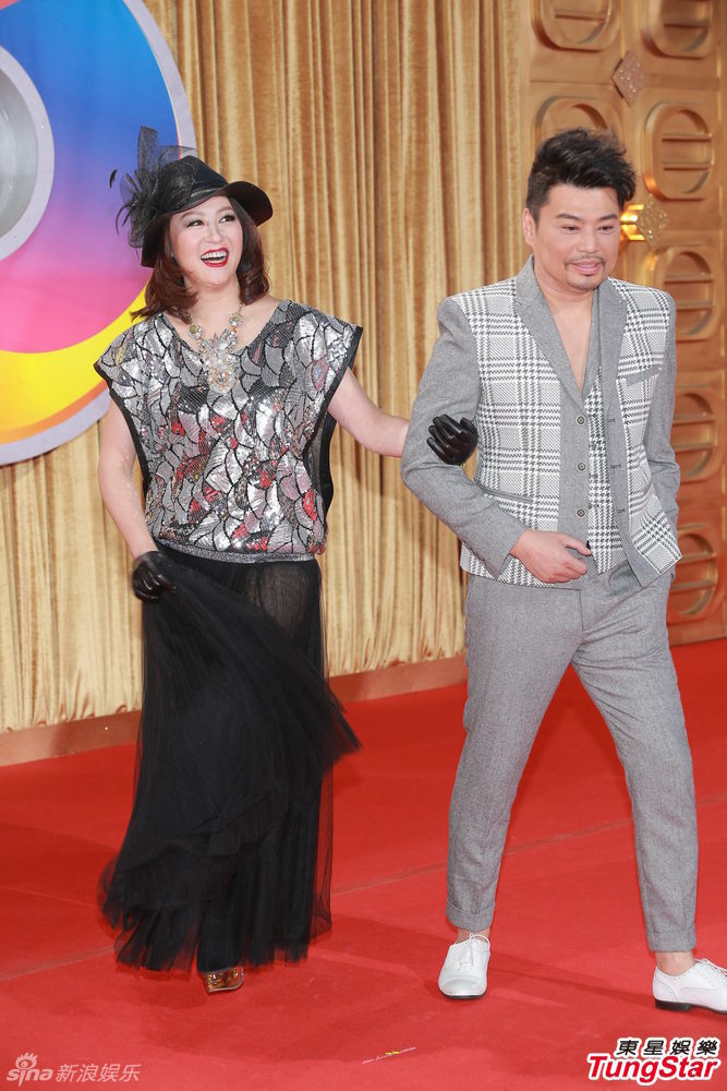 阮兆祥小胡子性感 女伴穿透明黑丝露内裤