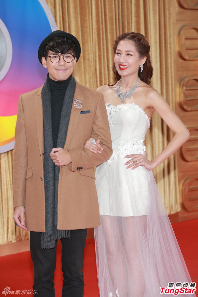 组图:陈敏之白色透明纱裙秀修长美腿