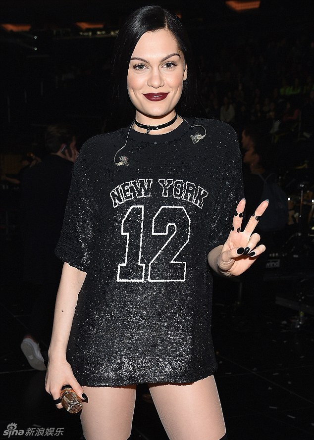 jessie j过膝靴秀长腿