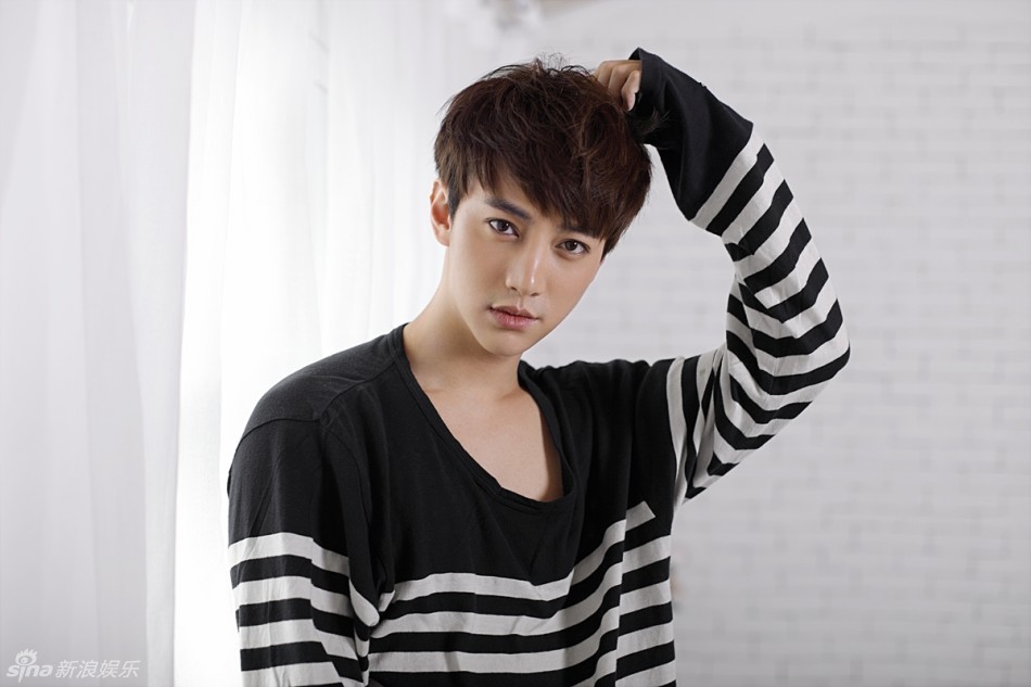 组图:徐可曝"床照"写真 眼神忧郁展沉静魅力_高清图集_新浪网