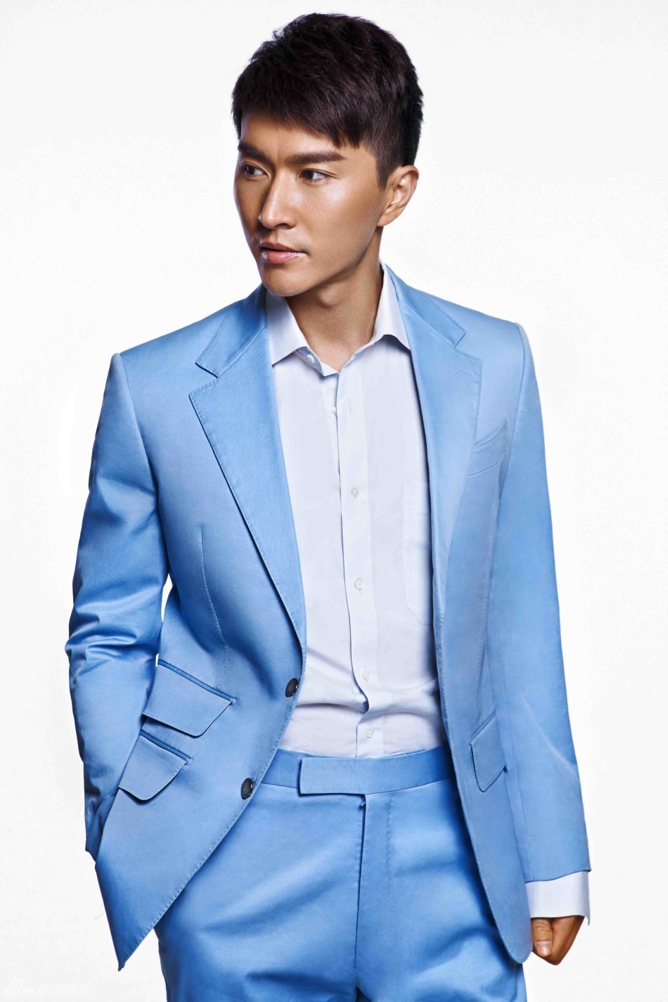 陆昱霖蓝白搭配显成熟眼神深邃魅力尽显