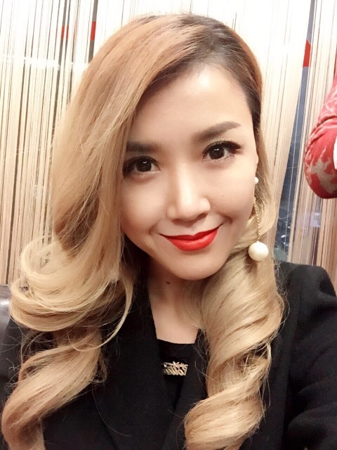 [私人相册]王蓉整容变蛇精 靠神曲跑商演爱自拍